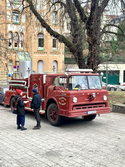 Das umgebaute US Feuerwehrauto, BJ 1969 rollt auf den Kirchenvorplatz.