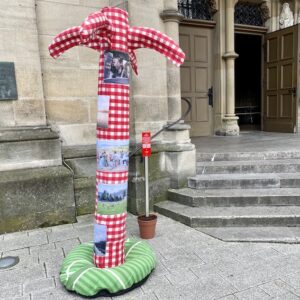 Palmenskulptur vor St. Maria